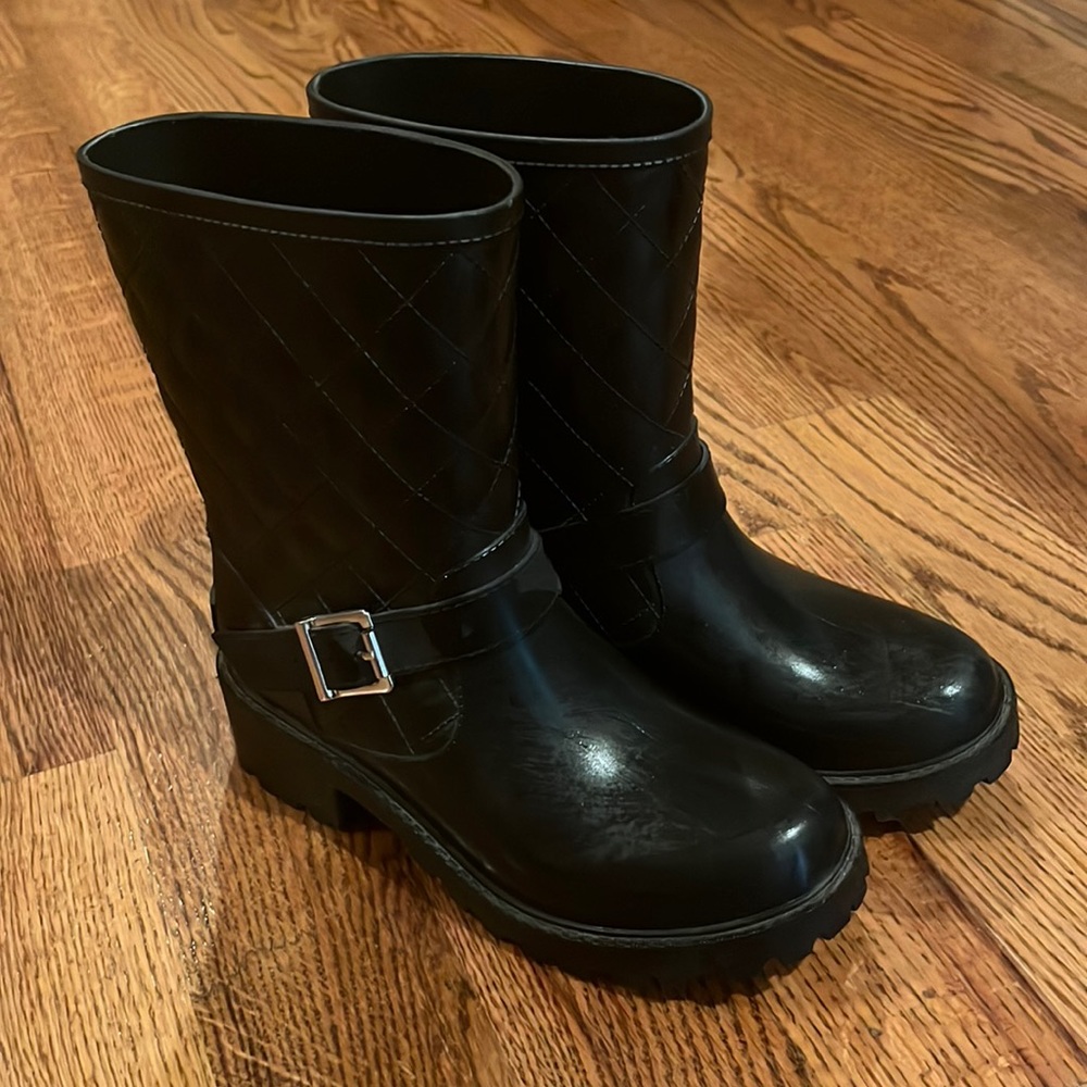 Short rain boots